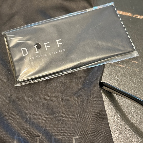 Diff Eyewear Carson Black Sunglasses - Picture 8 of 10